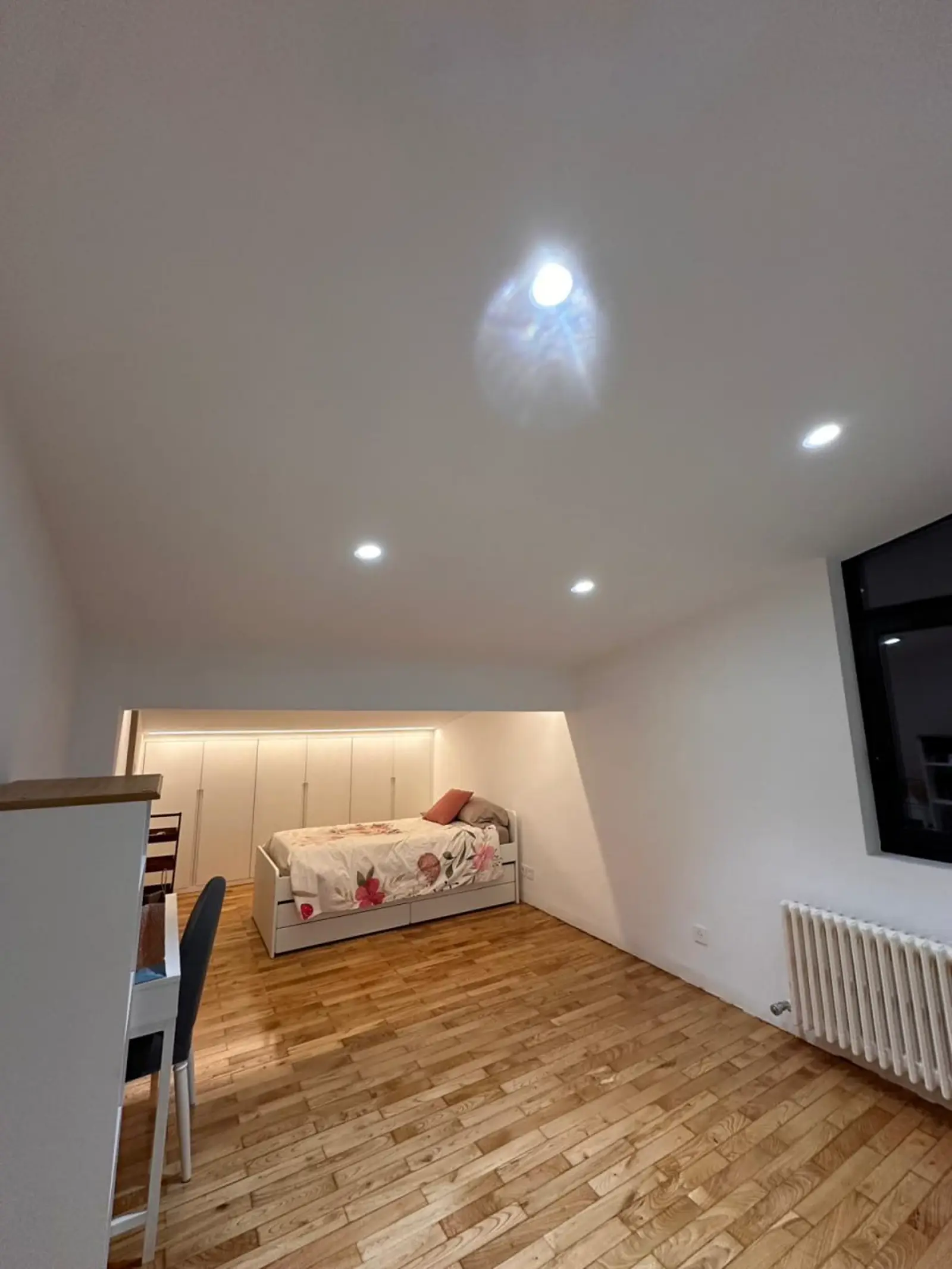 Dormitorio bajo cubierta reformado