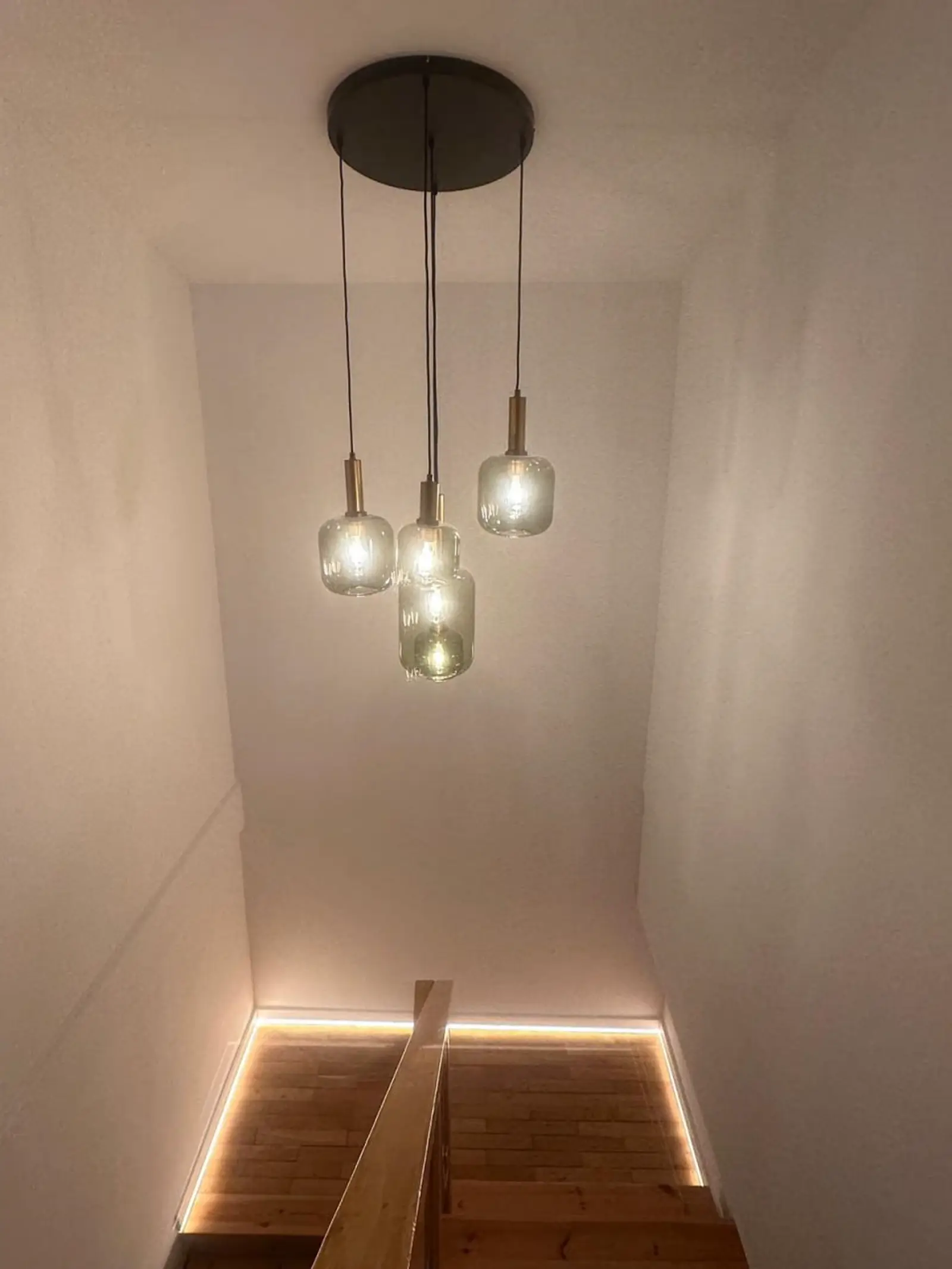 Escalera interior con iluminación decorativa